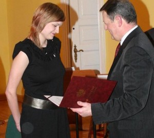 Kamila Brodowska odbiera nagrodę od prezydenta Józefa Gajewskiego (fot. Dariusz Stabiński)